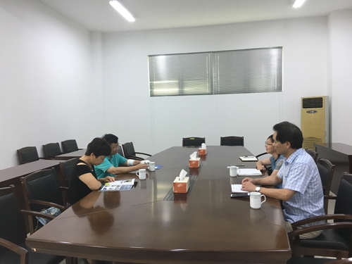 “华孚色纺”研发总监张连京一行到中纺院浙江院交流合作