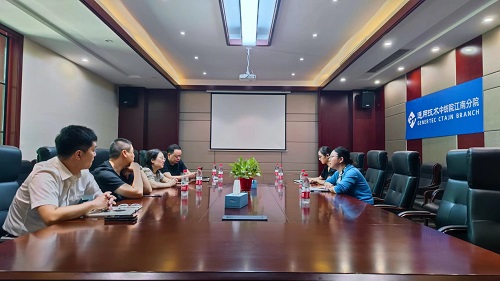 越城区副区长谷丰一行到江南分院慰问调研