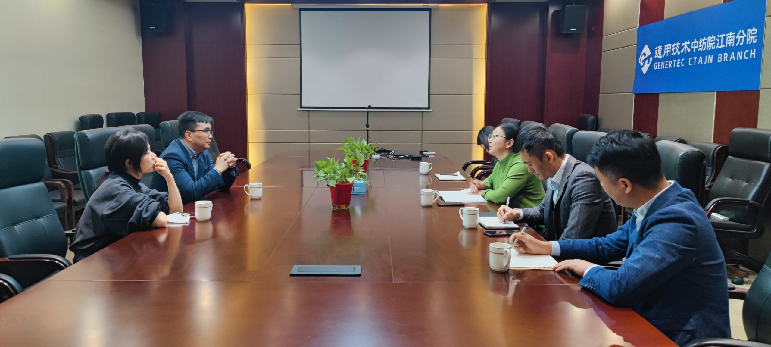 杭州万事利丝绸事业部总经理周劲峰一行到江南分院交流合作