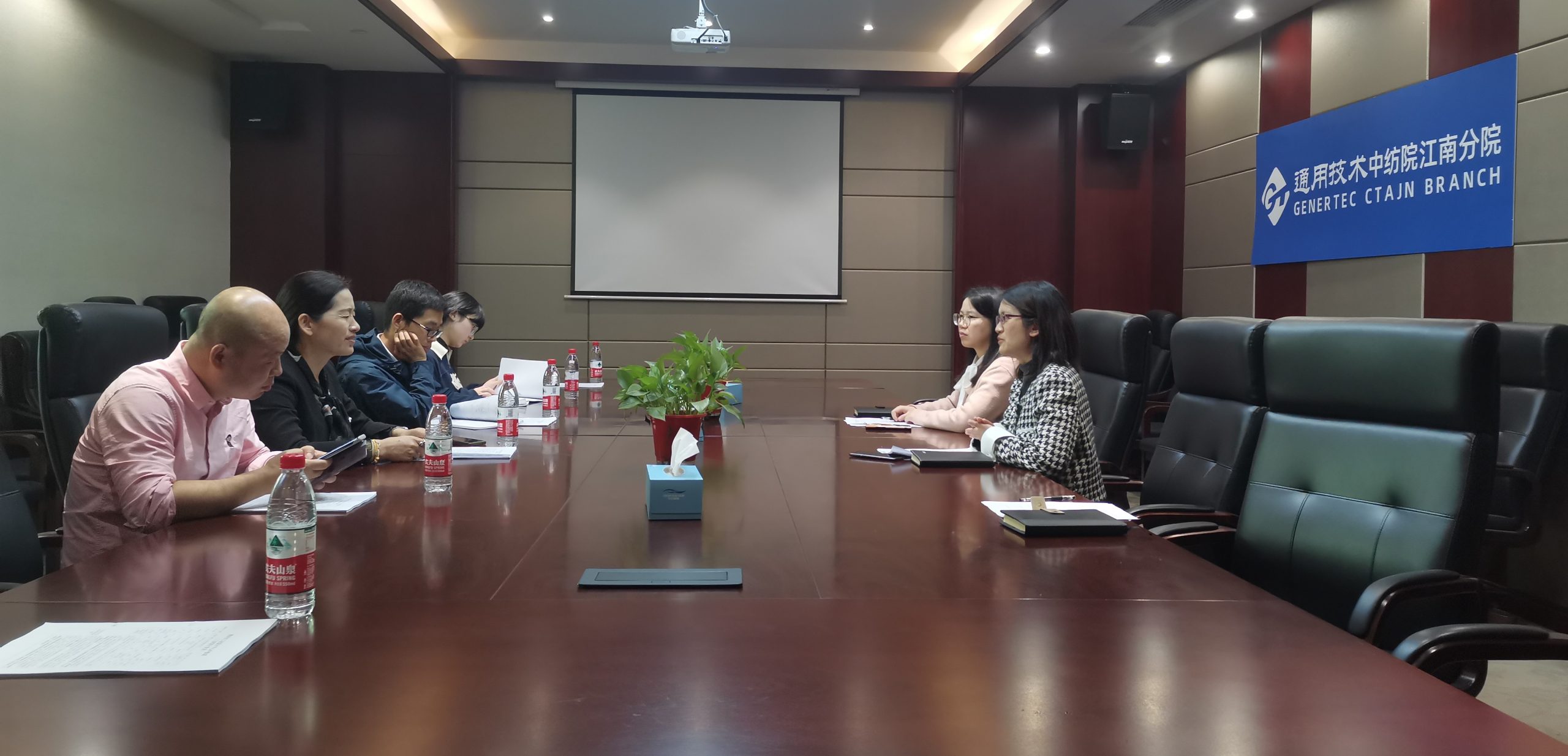 绍兴市经信局组织考核组到江南分院进行实地考察