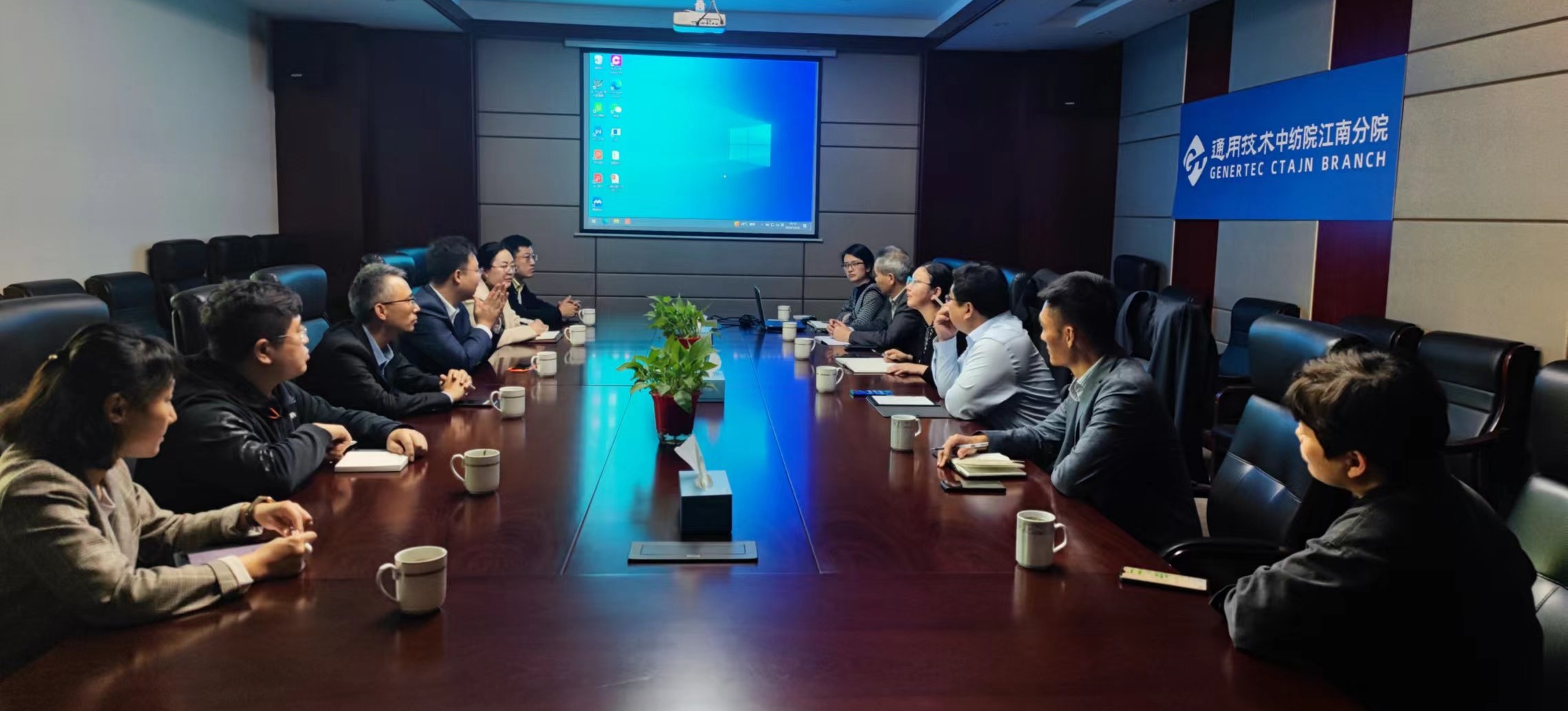 苏美达新材料总经理丁杨惠勤一行到江南分院交流合作