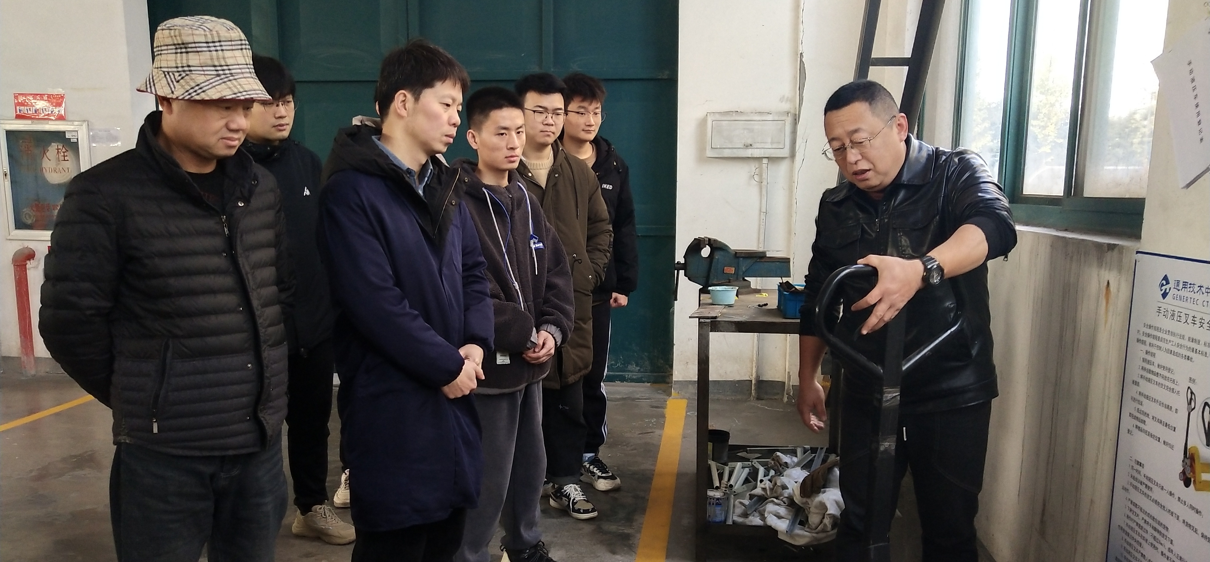 安全无小事，江南分院开展手动液压车安全操作培训