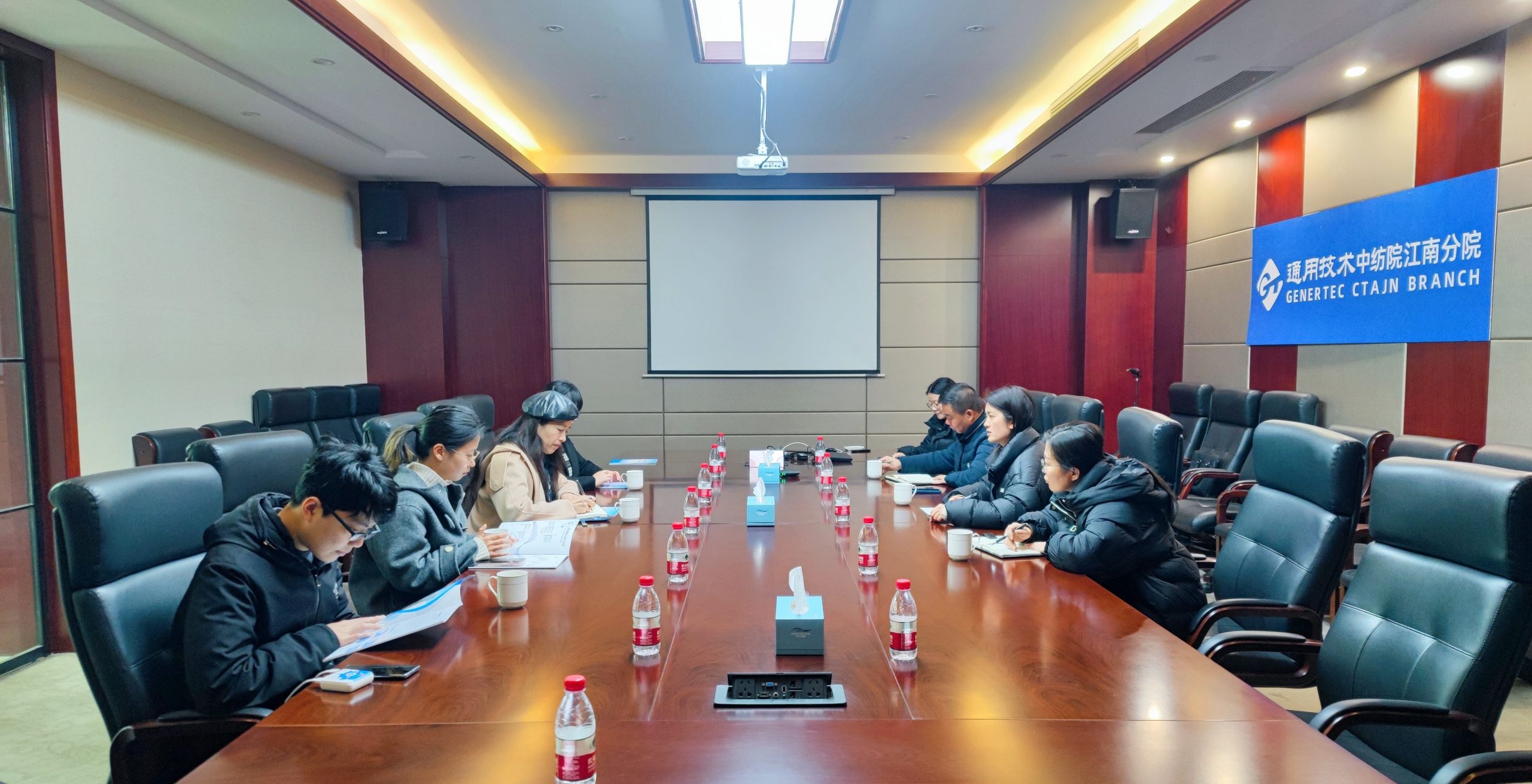 绍兴市工业设计基地主任兼工业设计协会秘书长汪芳一行到江南分院交流