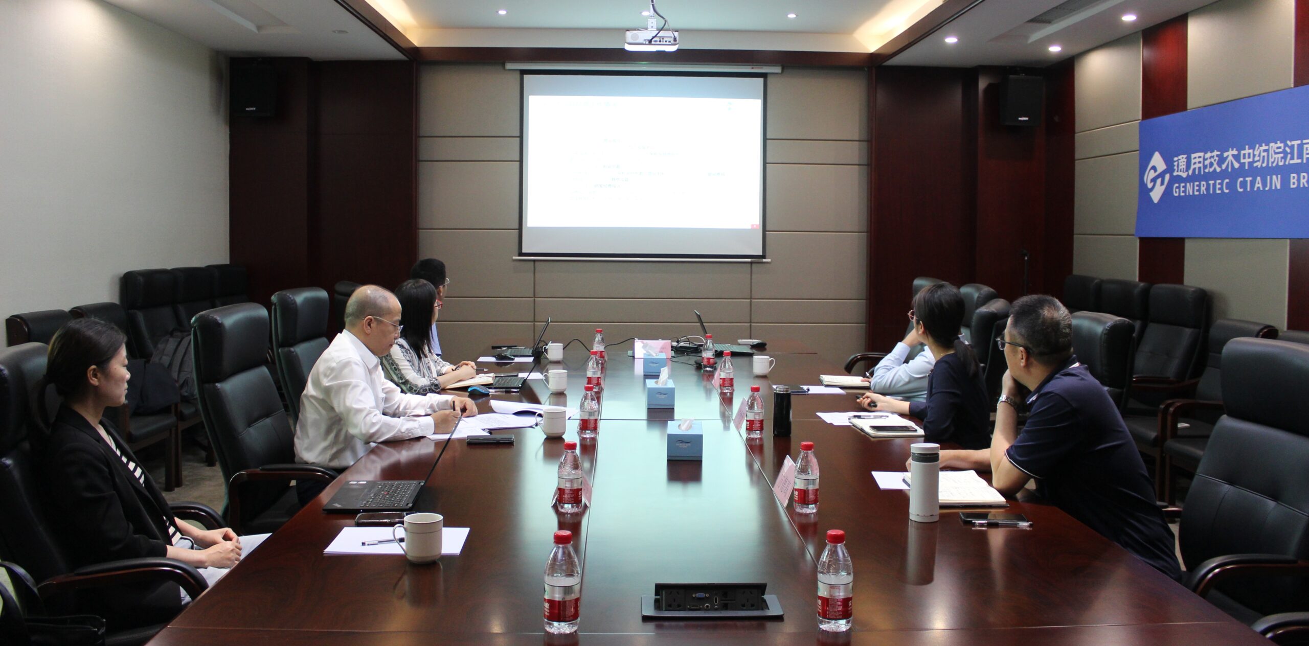 高新材料总经理、党委副书记姜俊华一行到江南分院调研