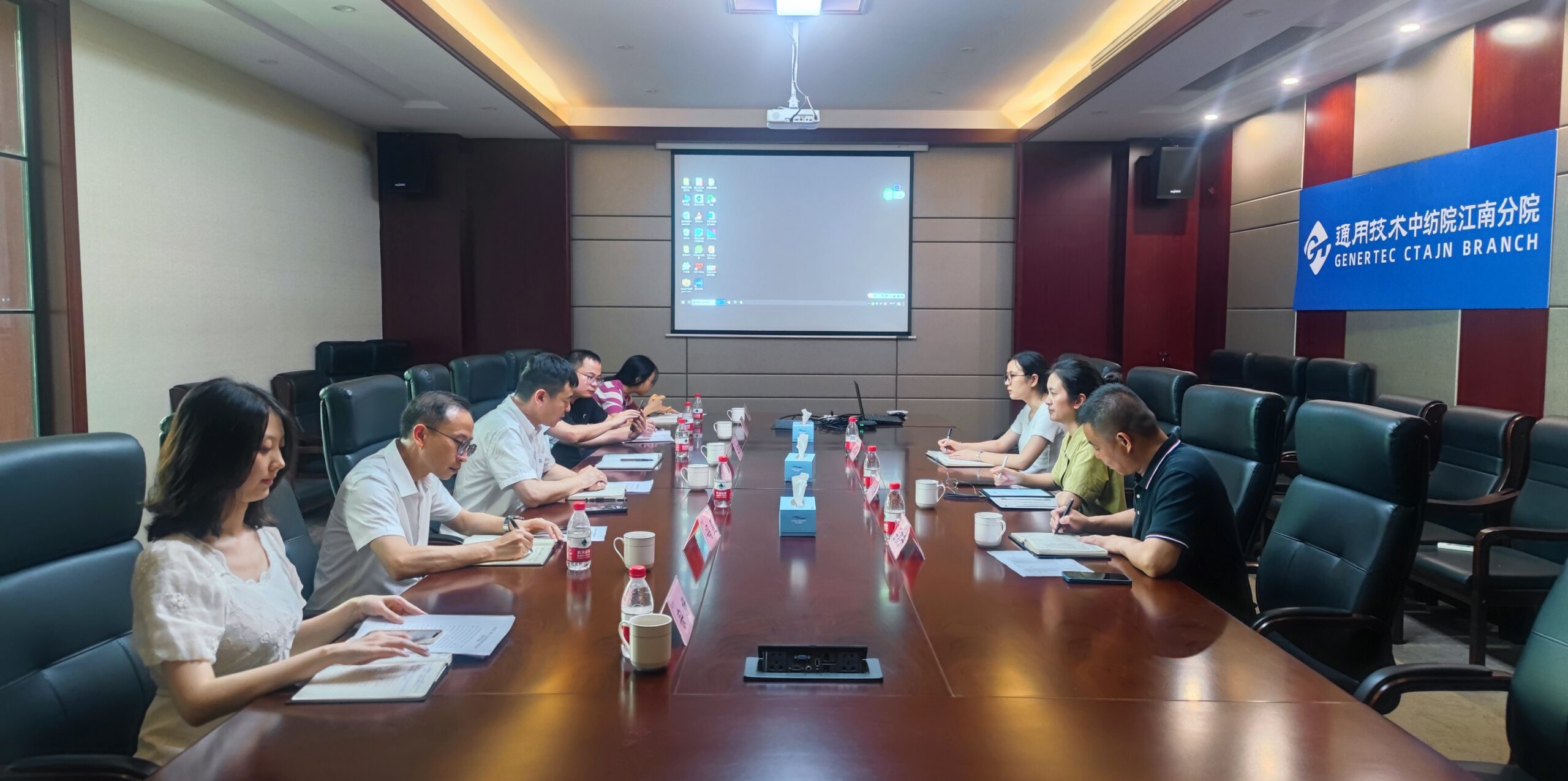 绍兴市科技局副局长张晓峰一行到江南分院调研中试基地建设情况