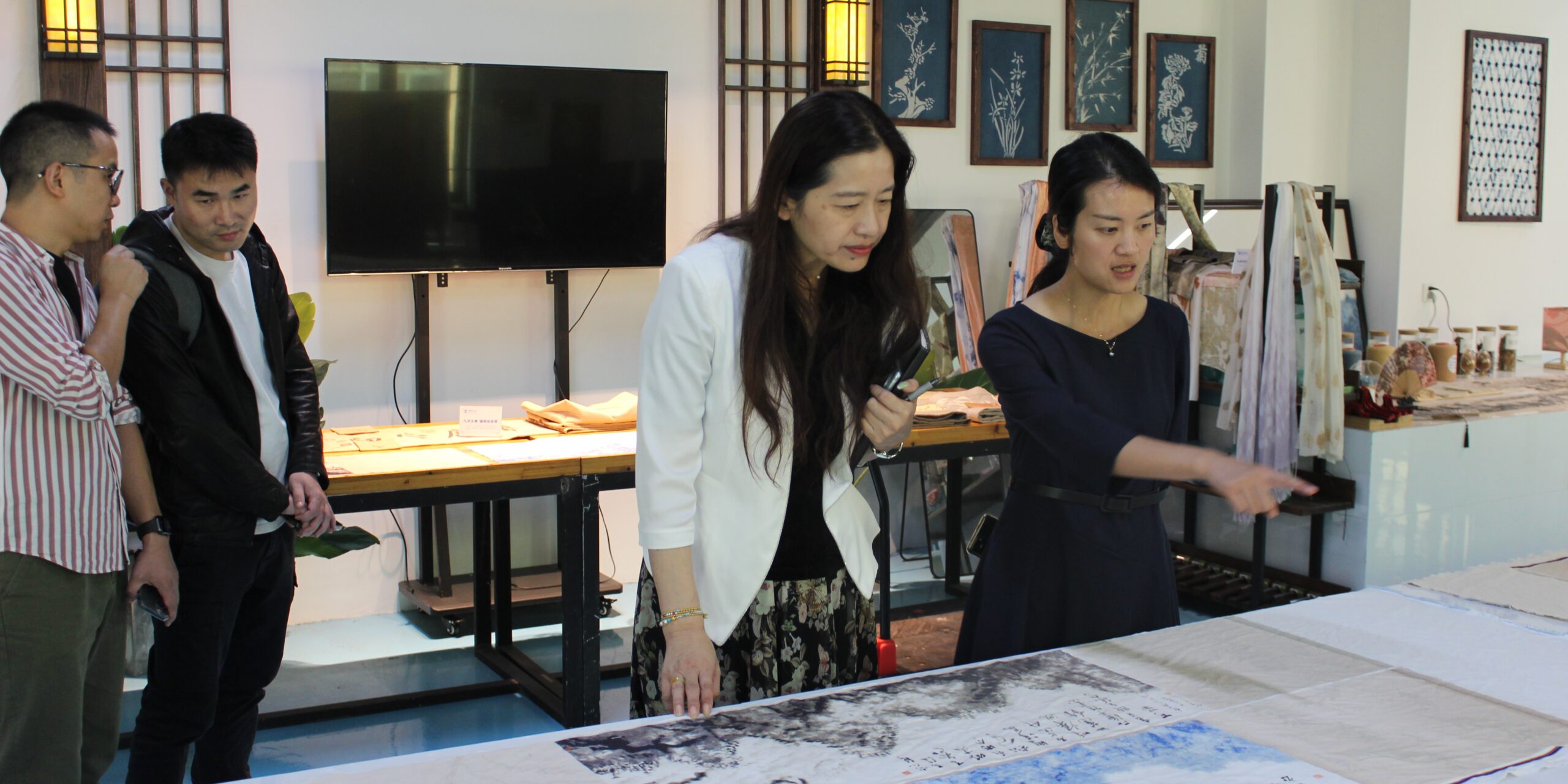 浙江工业职业技术学院纺织工程学院副院长汪芳一行到江南分院交流