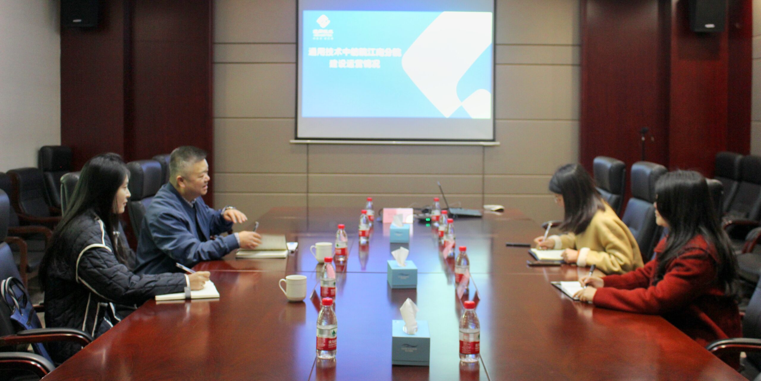 绍兴市研究院联盟秘书长陈朝晖一行到江南分院调研