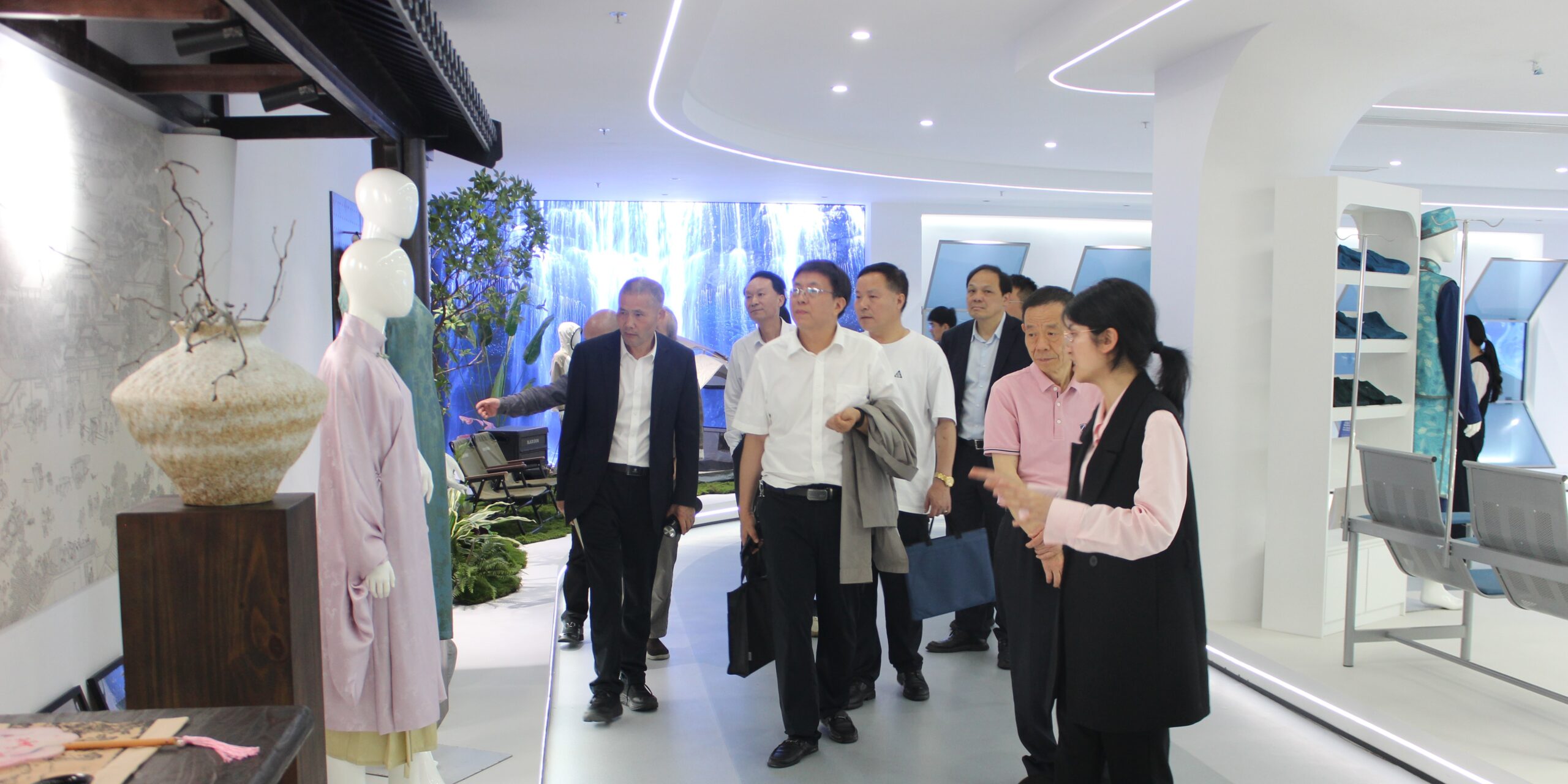 柯桥区经信局组织区工业行业协会成员到通用技术中纺院江南分院调研交流