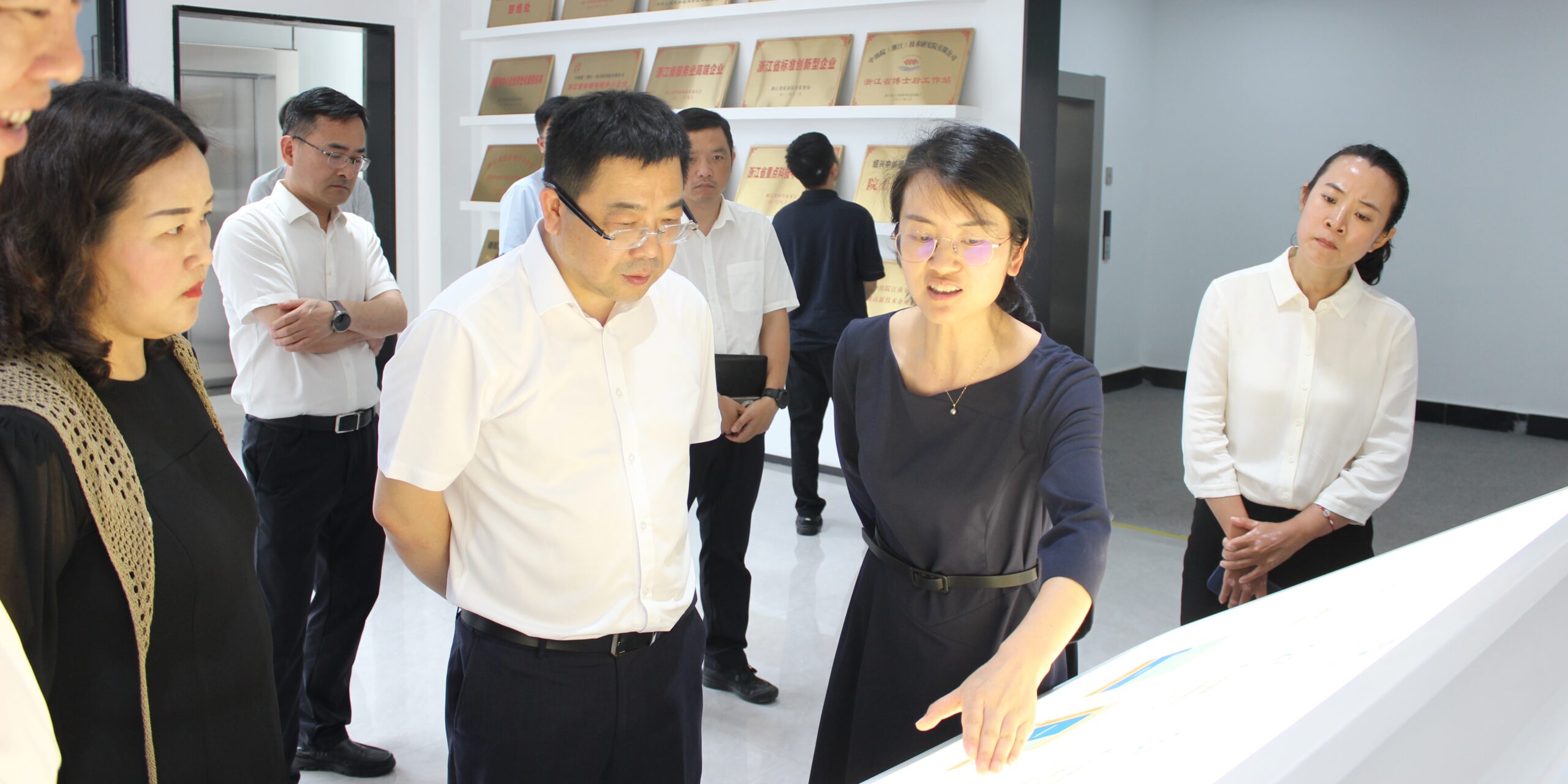 绍兴市柯桥区区长景尧一行到通用技术中纺院江南分院调研指导