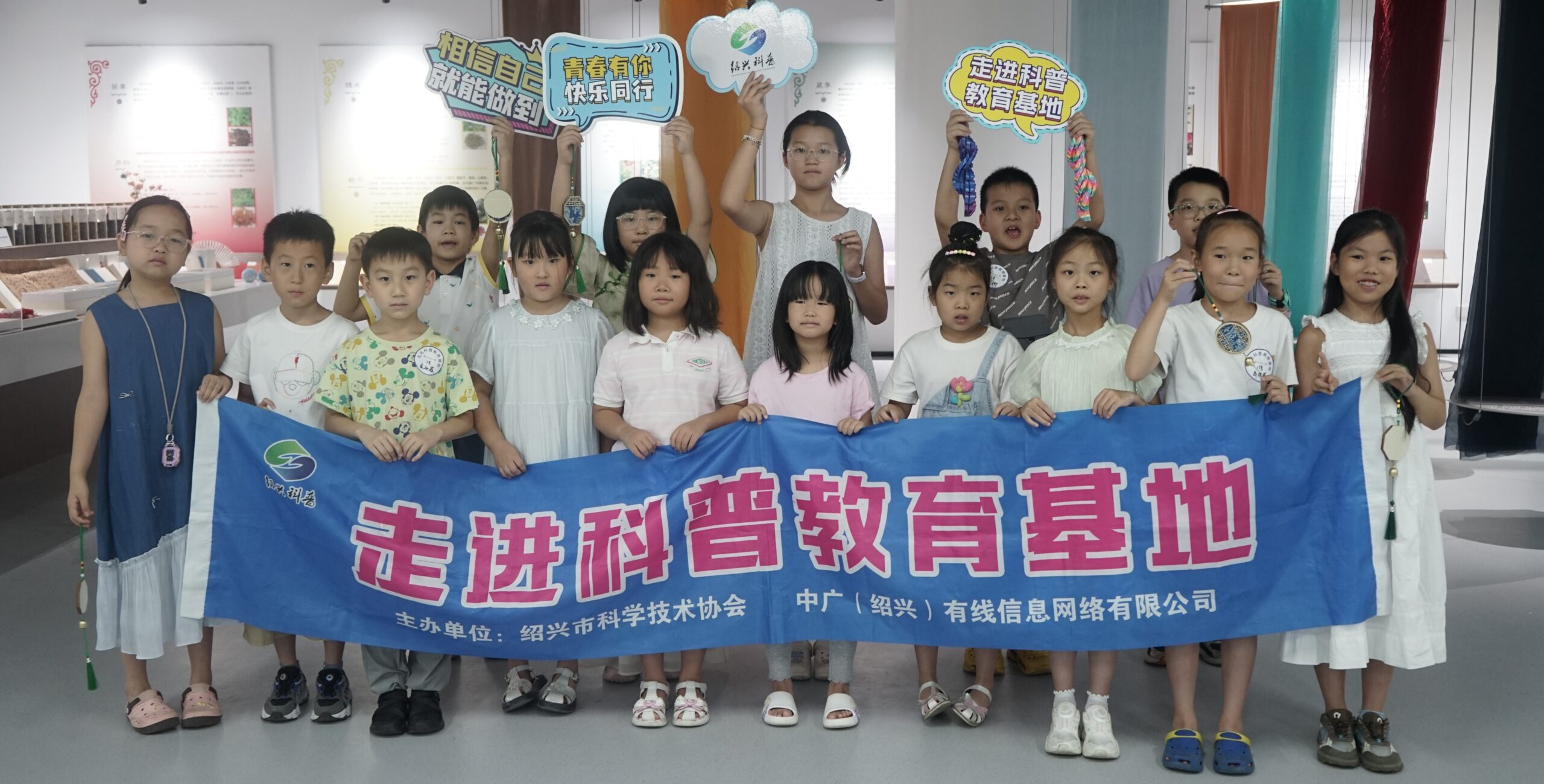 布上生“花”，风铃传韵——20组亲子家庭走进通用技术中纺院江南分院体验灰缬技艺